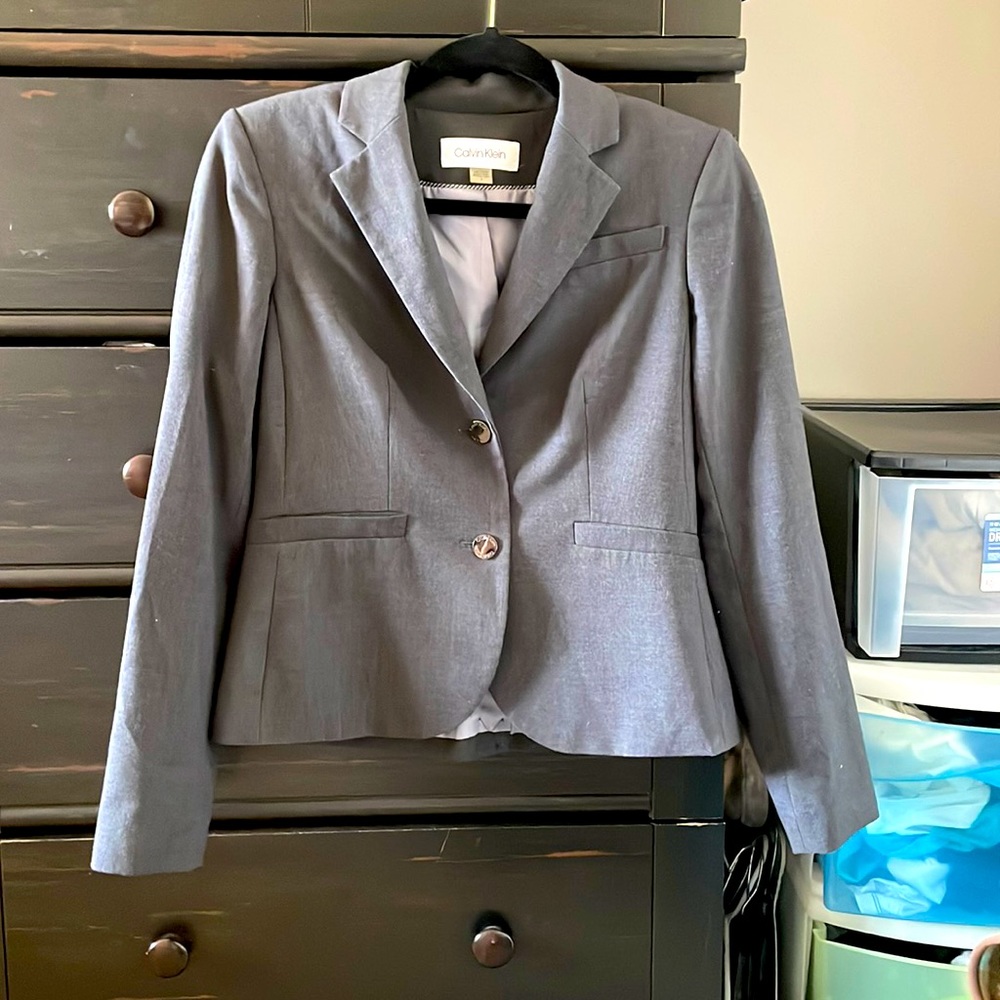 Lightly worn, perfect condition Calvin Klein size 2 gray women’s blazer.